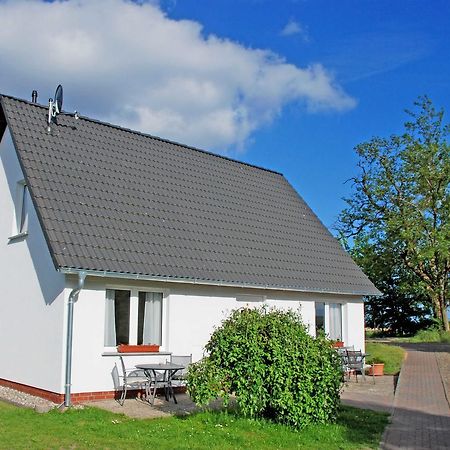 Ferienwohnungen Im Haus Am Deich Middelhagen Buitenkant foto