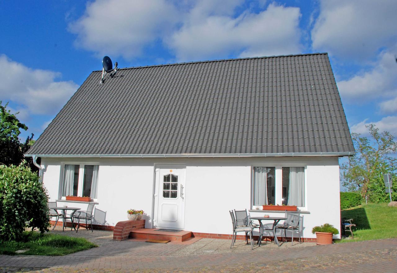 Ferienwohnungen Im Haus Am Deich Middelhagen Buitenkant foto